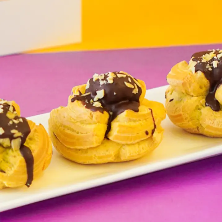 Snack Chocolicious ada choux, crispy pie, molten lava dan masih banyak bisa dijadikan ngemil saat ngantor atau dinikmati sendiri hanya ada di outlet Chocolicious terdekat